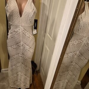 Bebe Women's White/Nude Sleeveless V-Neck Lace Maxi Gown Size Large